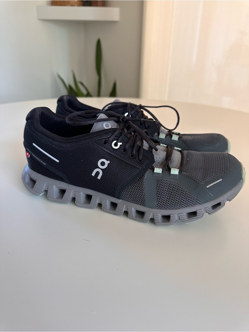 ON WOMENS ON Cloud 5 tennis shoes size 9.5